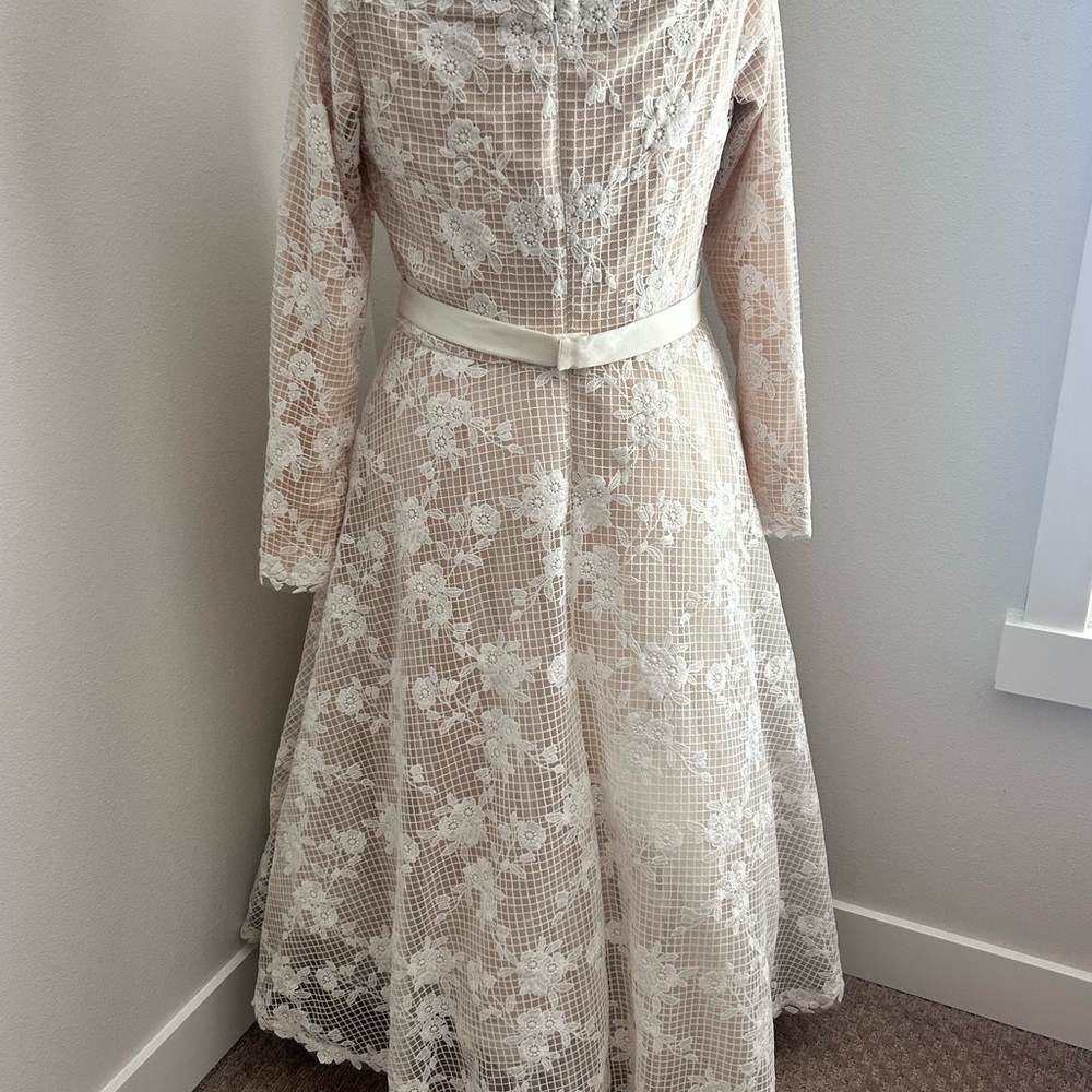 Tadashi Shoji Wedding Dress Size 14 fits like a 12 - Picture 4 of 16